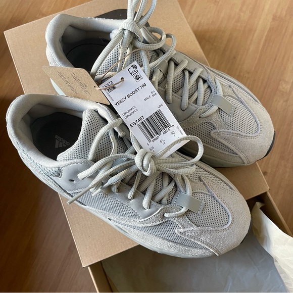 Yeezy Boost 700 “salt” NWT - Picture 13 of 15